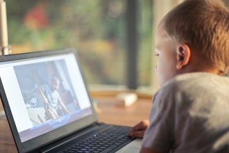 Το 28% των γονέων ανησυχεί για το επιβλαβές διαδικτυακό περιεχόμενο