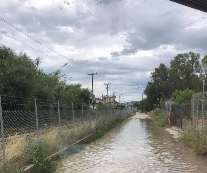 Πάτρα: Αν θέλετε να περάσετε από την οδό Σουνίου πάρτε το ...κανό σας!