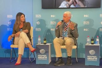 Ο Φωκίων Ζαΐμης συζητά με την Σοφία Ζαχαράκη