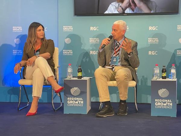 Ο Φωκίων Ζαΐμης συζητά με την Σοφία Ζαχαράκη