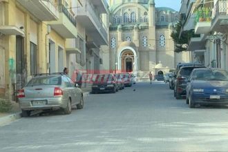 Άνω Πόλη: Ακόμη δεν πεζοδρομήθηκε και... στάθμευσαν τα οχήματά τους