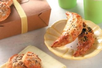 Τυρομπισκότα με ηλιόσπορους και αλμυρά κρουασάν