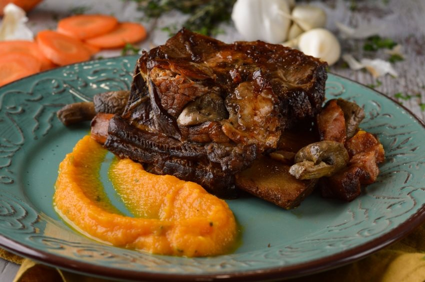 Σιγομαγειρεμένος μοσχαρίσιος σιδηρόδρομος με μανιτάρια