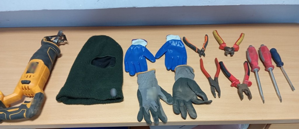 Δυτ. Ελλάδα: Εντοπίστηκαν οι δράστες που άρπαξαν 128 λίτρα λάδι και αγροτικά εργαλεία - Τι βρήκαν οι αστυνομικοί μέσα στο αυτοκίνητό τους - ΦΩΤΟ