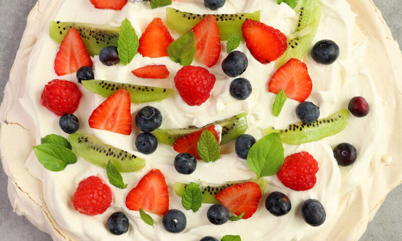 Η συνταγή της ημέρας: Πάβλοβα με φρούτα