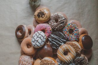 Φτιάξε donuts σε μπουκίτσες με 2 μόνο υλικά