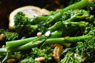 Μπρόκολο στο τηγάνι, με σκόρδο