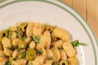 Φασόλια στο ταψί με λευκή σάλτσα μουστάρδας και ελιές