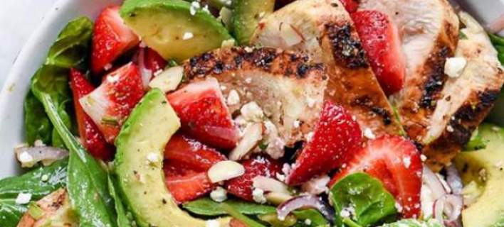 Σαλάτα detox με κοτόπουλο και φράουλες