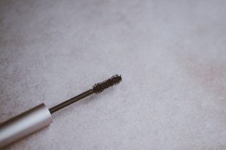 Ξεράθηκε η μάσκαρα; Με αυτά τα tips θα την κάνεις σαν καινούρια!