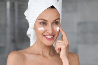 Λευκαντικές κρέμες: Ποιους κινδύνους εγκυμονεί η χρήση τους