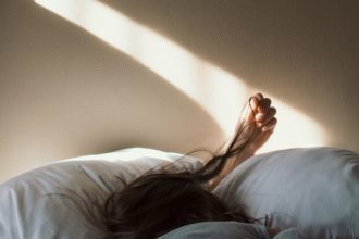 Πρέπει να χτενίζεσαι πριν κοιμηθείς ή όχι; Μάθαμε και σου λέμε