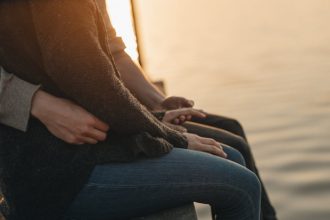 Χώρισες μέσα στις γιορτές; 4 τρόποι για να...επιβιώσεις