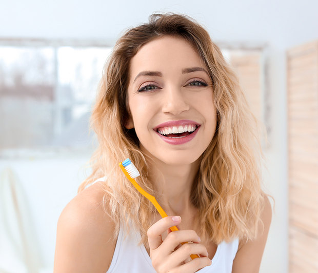 «Σπιτική» λεύκανση δοντιών με 2 μόνο υλικά