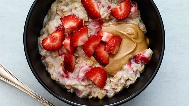 Energy yogurt με νιφάδες βρώμης, ταχίνι, μέλι και φρούτα