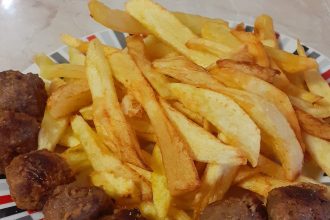 Μοσχαρίσια κεφτεδάκια με πατάτες τηγανητές