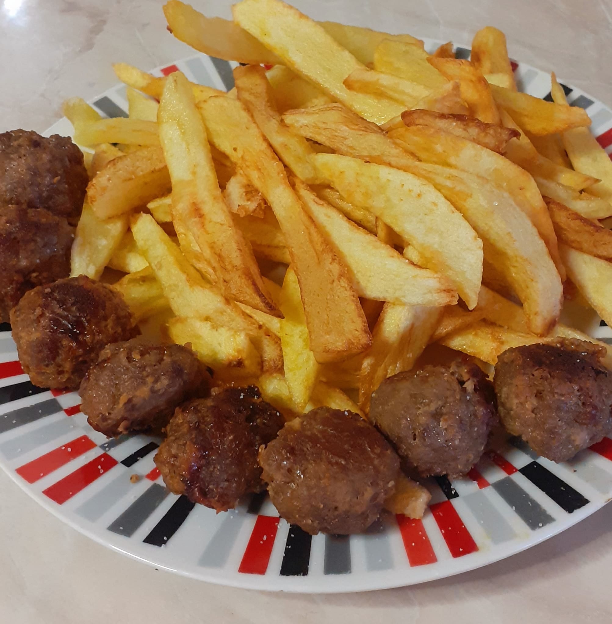 Μοσχαρίσια κεφτεδάκια με πατάτες τηγανητές