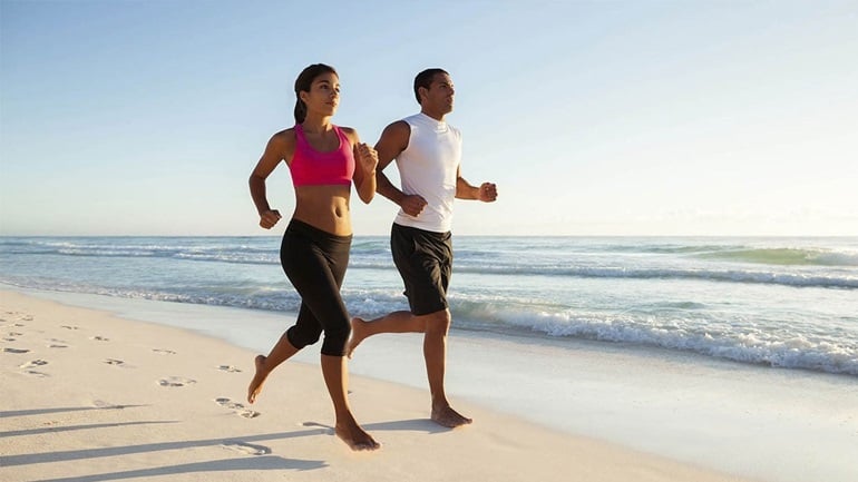 Τι συμβαίνει στο σώμα σας αν περπατάτε ξυπόλητοι στην άμμο