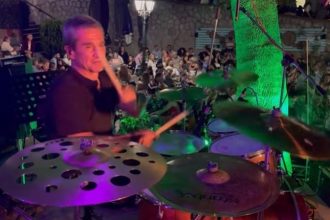 Ανδρέας Λοβέρδος: Έπαιξε ντραμς σε πανηγύρι στη Φωκίδα χθες βράδυ