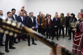 Πρωτοχρονιάτικα κάλαντα στον Νίκο Ανδρουλάκη