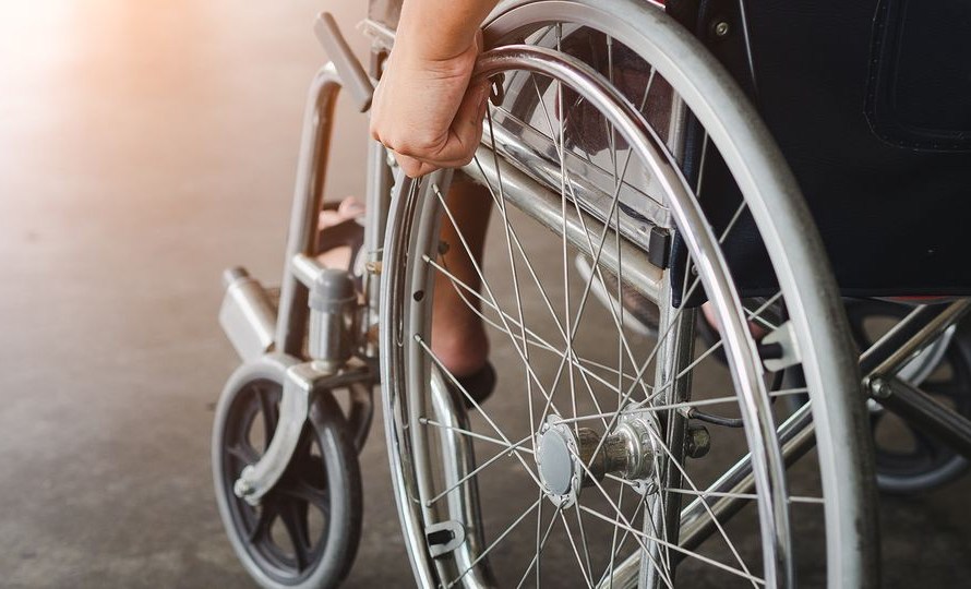 Πάτρα: Απίστευτη συμπεριφορά ταξιτζή σε ανάπηρη - Την κατέβασε επειδή το καροτσάκι της θα του χάλαγε το πορτ μπαγκάζ!
