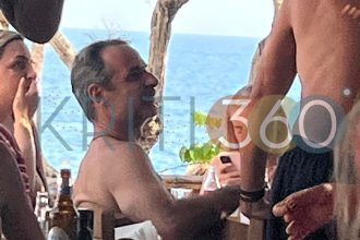 Κυριάκος Μητσοτάκης: Μπάνια και μεζεδάκια στα Σφακιά για τον πρωθυπουργό