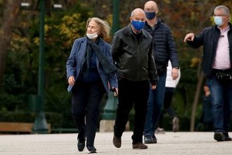 Κώστας Σημίτης: Σπάνια δημόσια εμφάνιση με τη σύζυγό του Δάφνη στο Ζάππειο