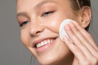 Γιατί το face toner δεν πρέπει να λείπει από την skincare ρουτίνα σας