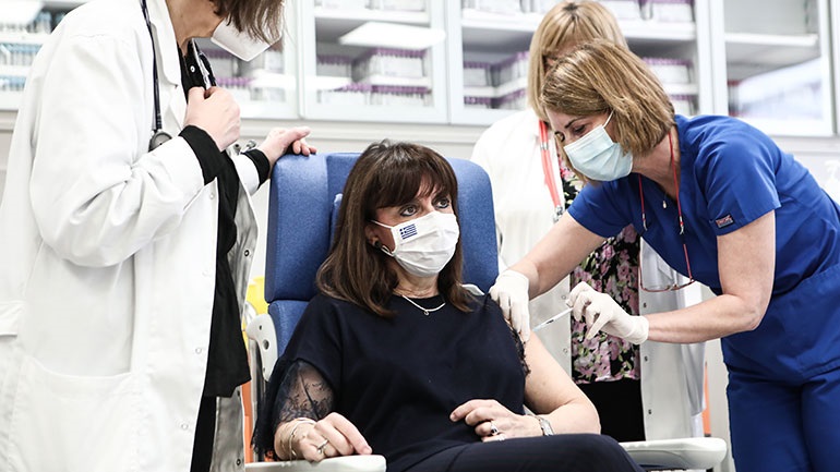 Η Κατερίνα Σακελλαροπούλου έκανε τη δεύτερη δόση του εμβολίου