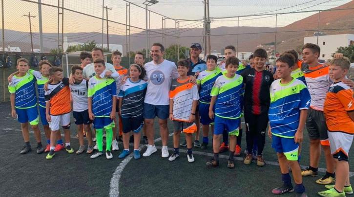 Ο Αλέξης Τσίπρας φωτογραφήθηκε με παιδική ποδοσφαρική ομάδα