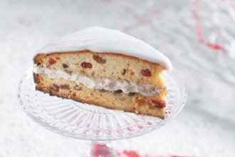 Βασιλόπιτα κέικ με αποξηραμένα φρούτα και κρέμα κάστανου