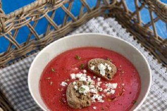 Φρέσκια κρέμα ντομάτας με κρίθινα παξιμάδια και φέτα