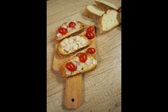 Μπρουσκέτες με βραστή γαλοπούλα και γραβιέρα Κρήτης