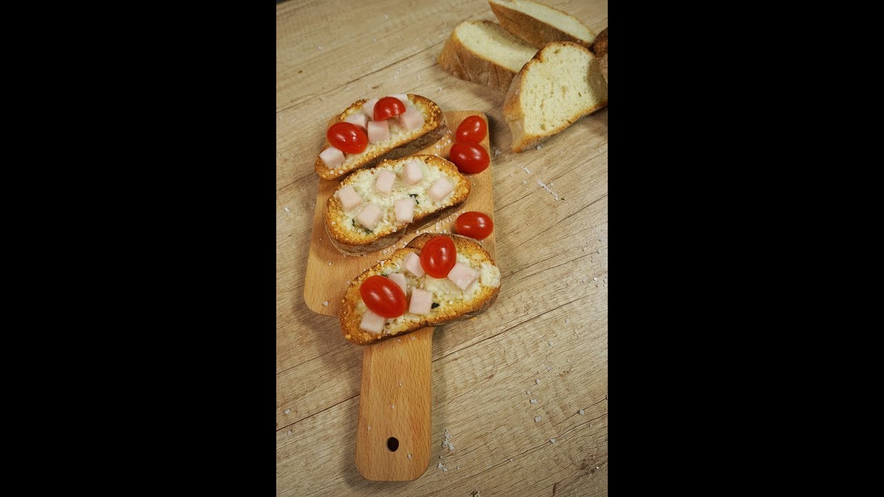 Μπρουσκέτες με βραστή γαλοπούλα και γραβιέρα Κρήτης