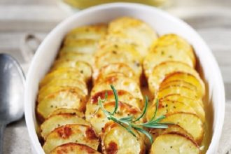 Ανοιξιάτικες πατάτες με δενδρολίβανο