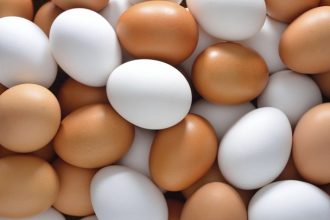 Βράζετε αυγά; Ρίξτε μέσα μια φέτα λεμόνι και θα εκπλαγείτε!