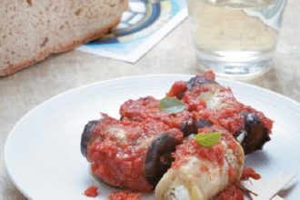 Μελιτζάνα ρολό με μανούρι και σάλτσα ντομάτας και πέστο βασιλικού