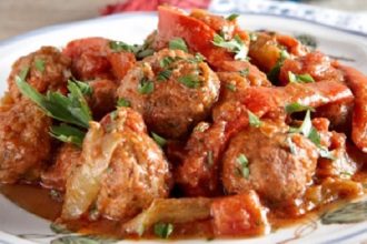 Κεφτέδες με σάλτσα ντομάτας και πιπεριές