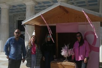 Έτοιμο το περίπτερο με τα βραχιολάκια για τον καρκίνο του μαστού στην πλατεία Πύργου