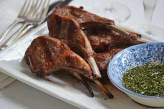 Αρνίσια παϊδάκια με σάλτσα δυόσμου