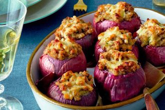 Γεμιστά κρεμμύδια με φέτα και λιαστές ντομάτες