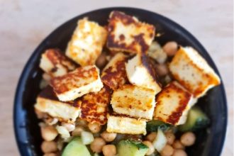 Δροσερή σαλάτα με κοτόπουλο και ροδάκινα