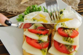 Μπριός με μανιτάρια και αβγά ποσέ