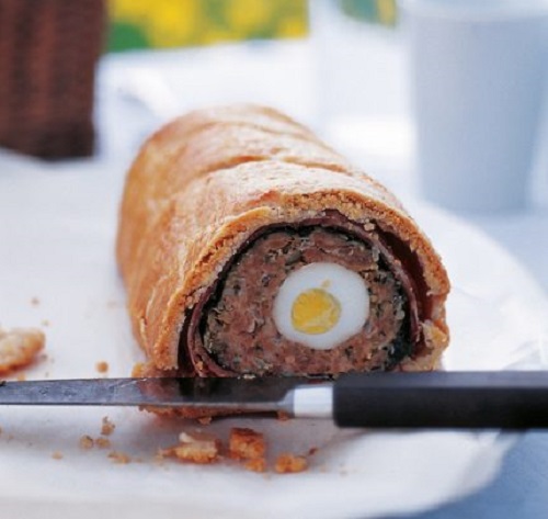 Ρολό αλλαντικών με αβγό τυλιγμένο σε τραγανή ζύμη τάρτας