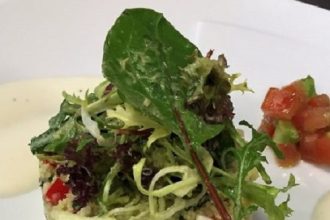 Σαλάτα με κους κους, αβοκάντο, λαχανικά και σος vegan γιαουρτιού