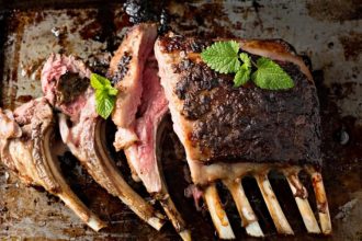 Πώς θα ψήσεις το πιο τραγανό και τρυφερό αρνί στο φούρνο!