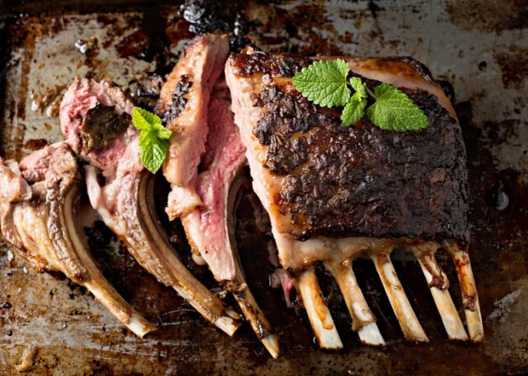 Πώς θα ψήσεις το πιο τραγανό και τρυφερό αρνί στο φούρνο!