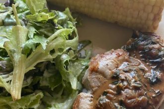 Χοιρινές Μπριζόλες με Σως Ντιζόν και Μυρωδικά