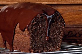 Σοκολατένιο κέικ με γλάσο σοκολάτας
