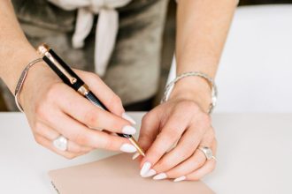 Ο τρόπος για να κάνεις οποιοδήποτε βερνίκι νυχιών να μοιάζει με gel